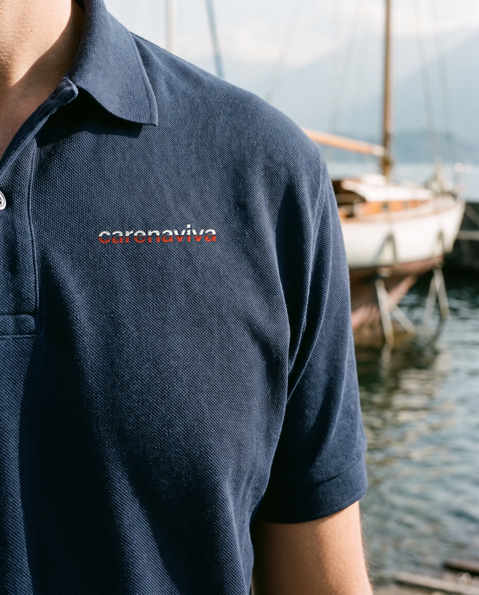 Polo blu notte con il logo carenaviva ricamato sul petto