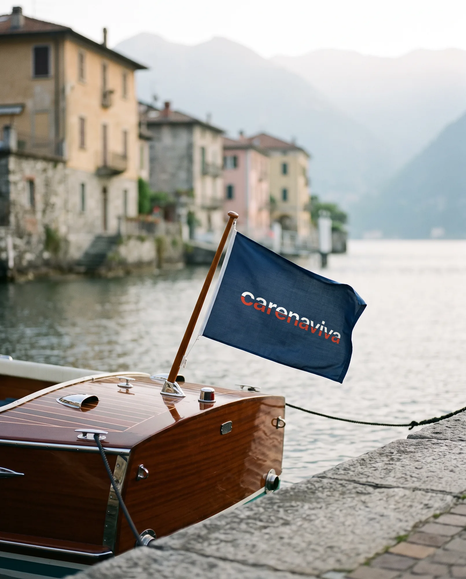 Guidone carenaviva su un motoscafo in legno ormeggiato sul Lago di Como