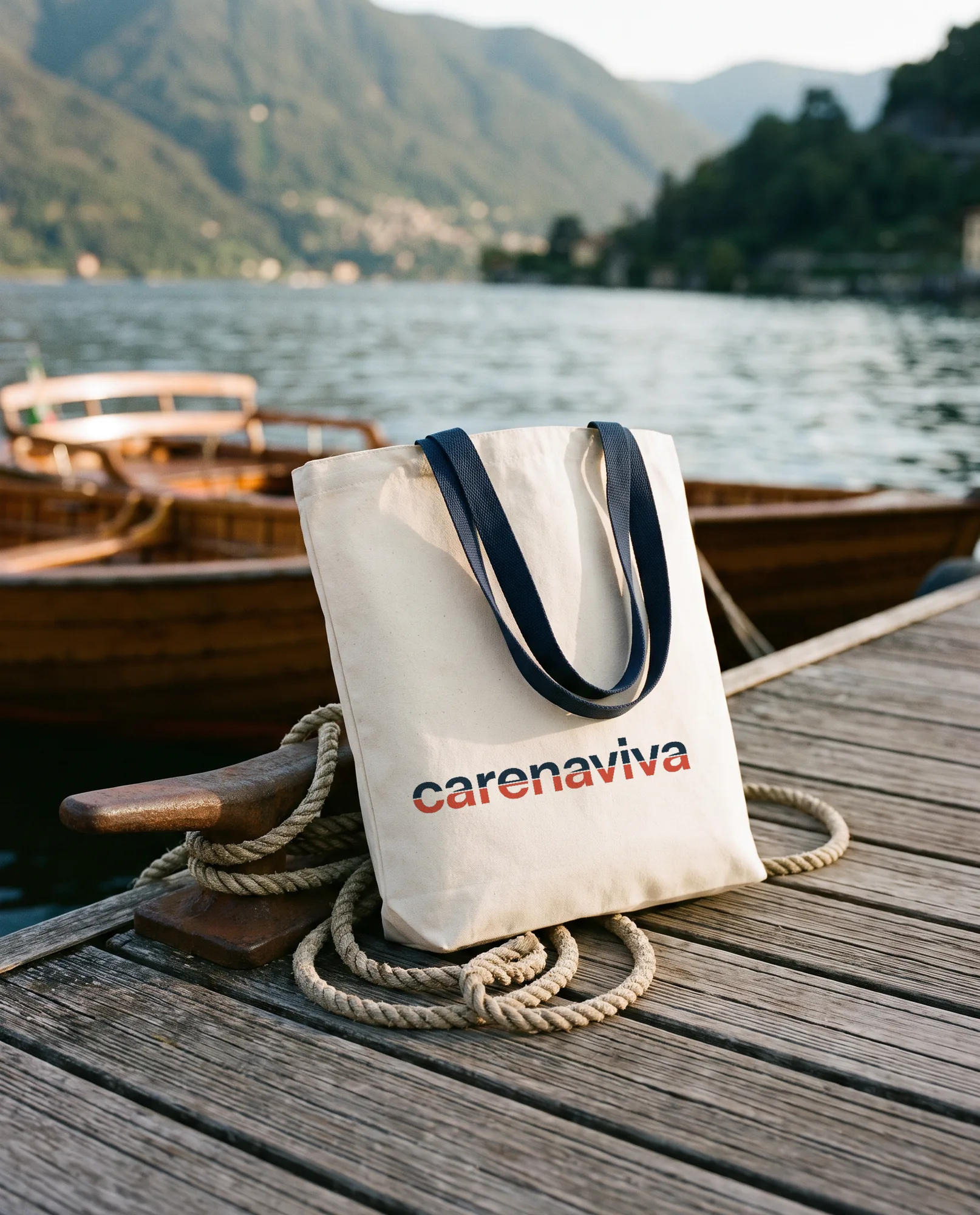 Shopper in tela con il logo carenaviva su un pontile